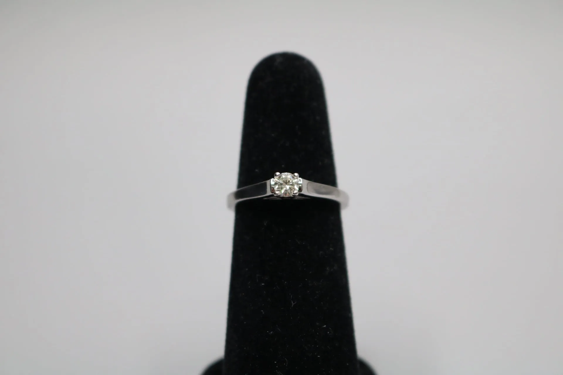 14K White Gold Solitaire Ring 0.21CTW (Size 7)