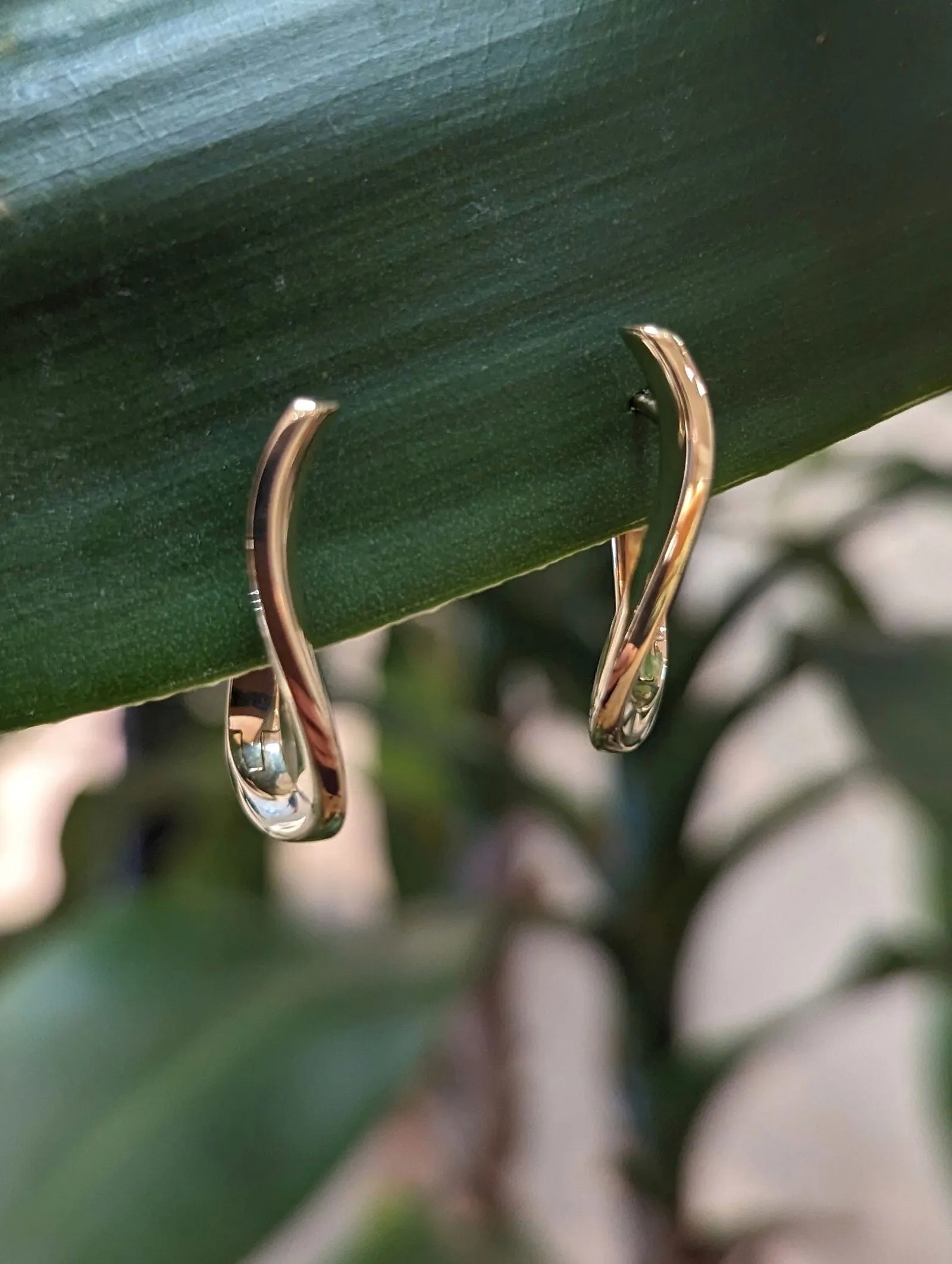 Curved Huggie Hoop Earrings